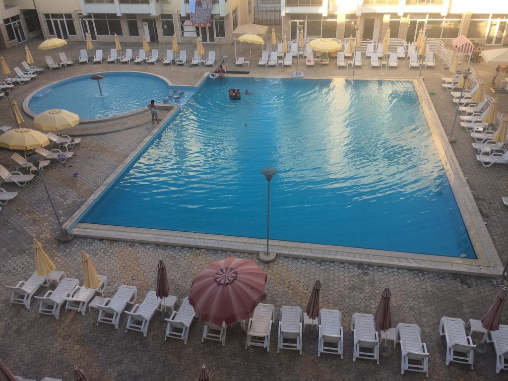 Arbi'S Pool View Apartment Golem  Exterior photo
