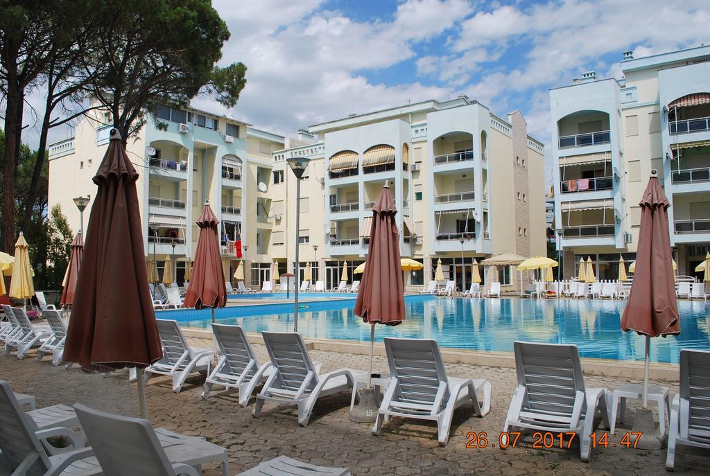 Arbi'S Pool View Apartment Golem  Exterior photo