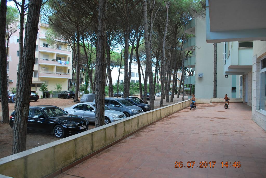 Arbi'S Pool View Apartment Golem  Exterior photo