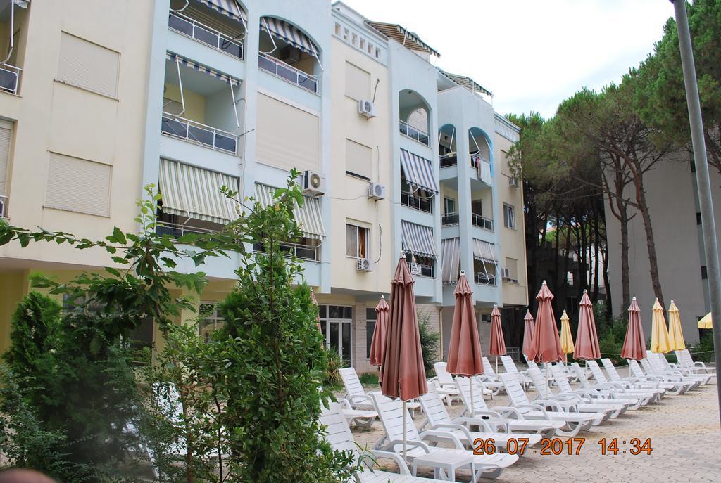 Arbi'S Pool View Apartment Golem  Exterior photo